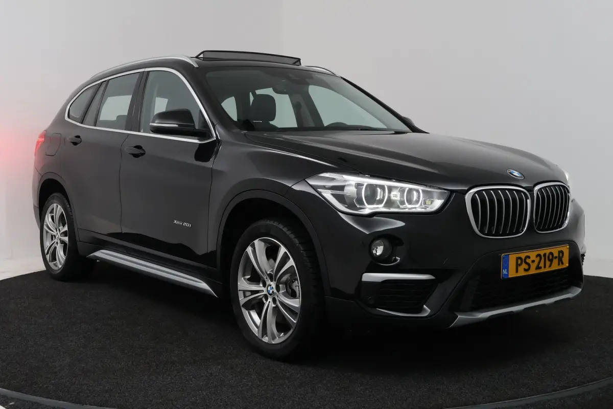 XDrive20i High Executive (PANORAMADAK, CAMERA, TREKHAAK, STOELVERWARMING, DEALER ONDERHOUDEN)