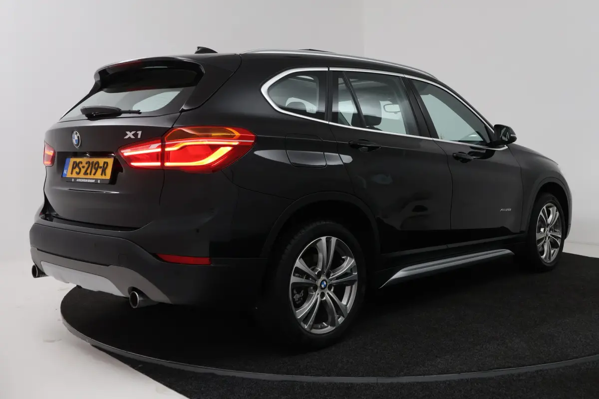 XDrive20i High Executive (PANORAMADAK, CAMERA, TREKHAAK, STOELVERWARMING, DEALER ONDERHOUDEN)