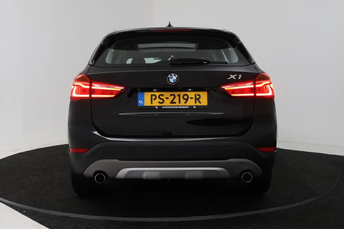 XDrive20i High Executive (PANORAMADAK, CAMERA, TREKHAAK, STOELVERWARMING, DEALER ONDERHOUDEN)