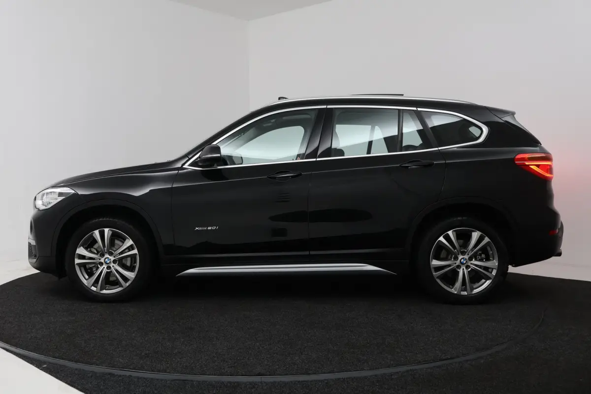 XDrive20i High Executive (PANORAMADAK, CAMERA, TREKHAAK, STOELVERWARMING, DEALER ONDERHOUDEN)