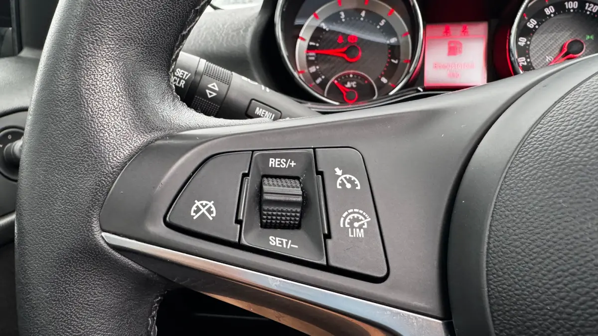 Rocks 1.0 TURBO 90PK BLITZ / NAVI / LEDER / CLIMA LED / PDC / 17" LMV / APPLE CARPLAY / ANDROID AUTO / BLUETOOTH / CRUISECONTROL !!