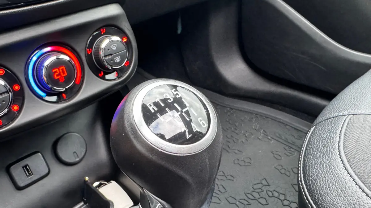 Rocks 1.0 TURBO 90PK BLITZ / NAVI / LEDER / CLIMA LED / PDC / 17" LMV / APPLE CARPLAY / ANDROID AUTO / BLUETOOTH / CRUISECONTROL !!