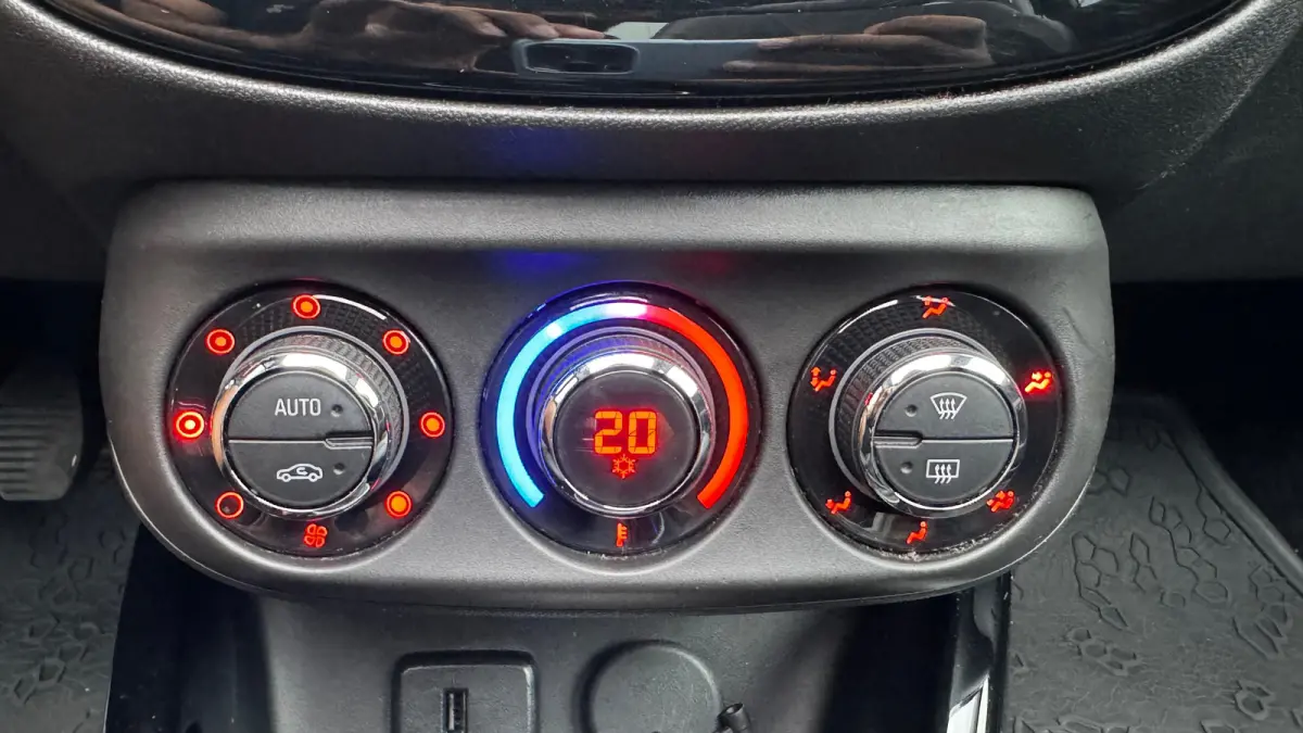 Rocks 1.0 TURBO 90PK BLITZ / NAVI / LEDER / CLIMA LED / PDC / 17" LMV / APPLE CARPLAY / ANDROID AUTO / BLUETOOTH / CRUISECONTROL !!