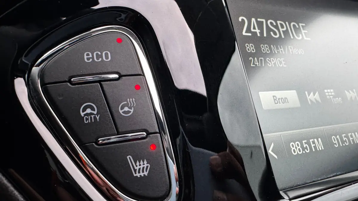 Rocks 1.0 TURBO 90PK BLITZ / NAVI / LEDER / CLIMA LED / PDC / 17" LMV / APPLE CARPLAY / ANDROID AUTO / BLUETOOTH / CRUISECONTROL !!