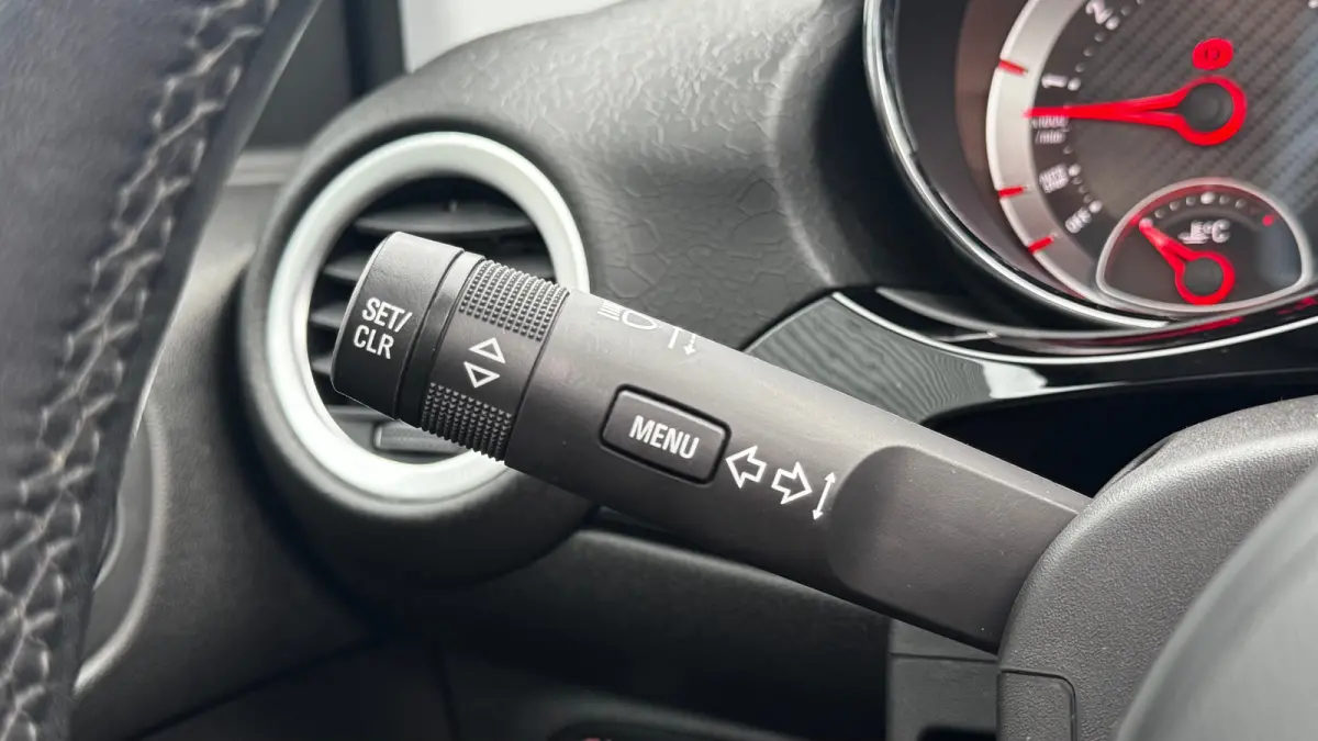 Rocks 1.0 TURBO 90PK BLITZ / NAVI / LEDER / CLIMA LED / PDC / 17" LMV / APPLE CARPLAY / ANDROID AUTO / BLUETOOTH / CRUISECONTROL !!