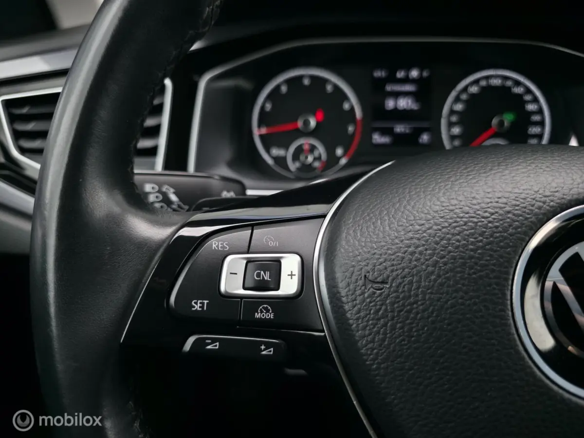 1.0 TSI R-Line / Navi / Camera / Carplay