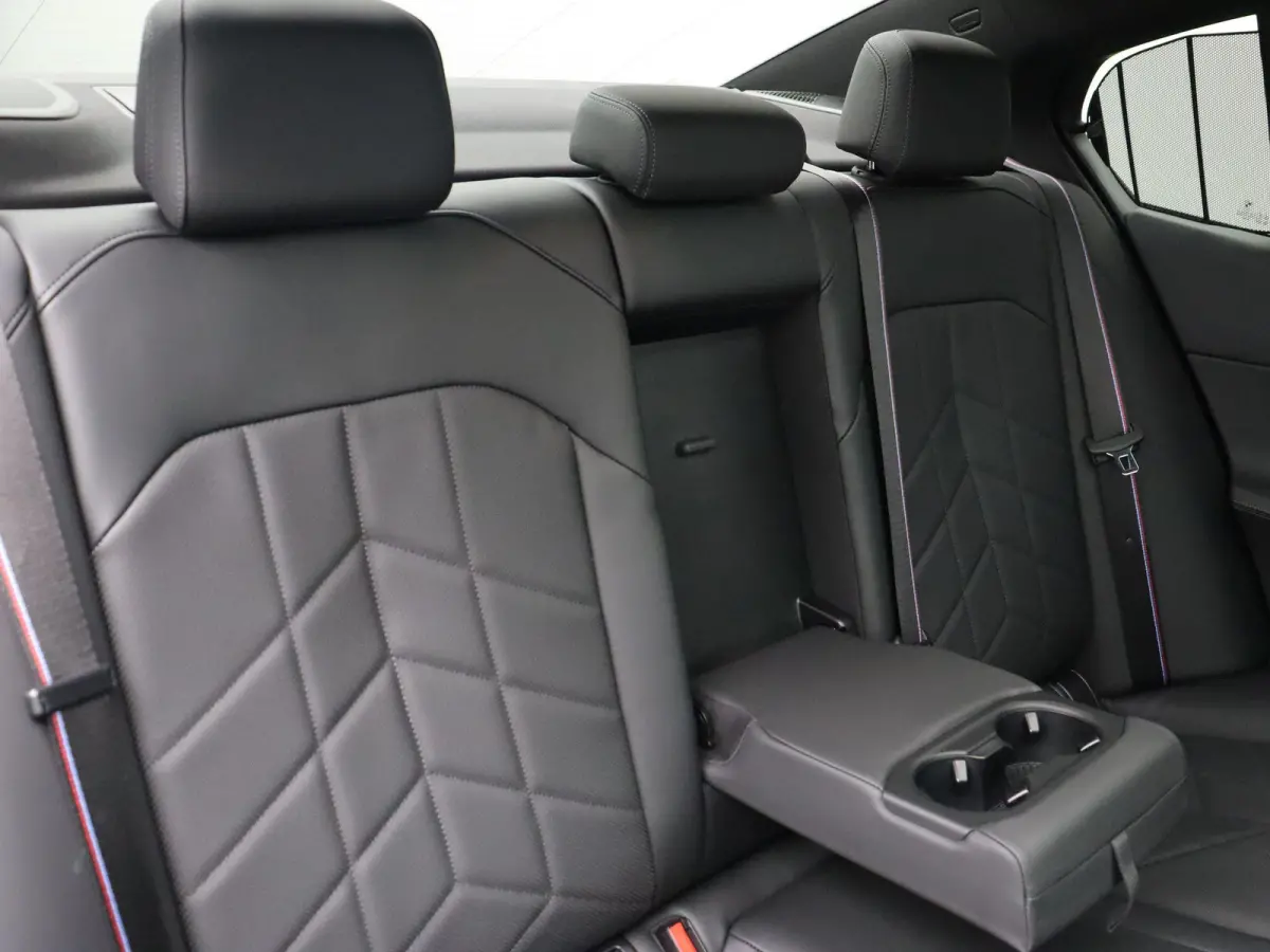 550e xDrive M Sportpakket Pro | Innovation Pack | Travel Pack | Comfort Pack | Trekhaak | Panoramadak | Comfortstoelen | Driving Assistant Professional | Bowers & Wilkins | 21''