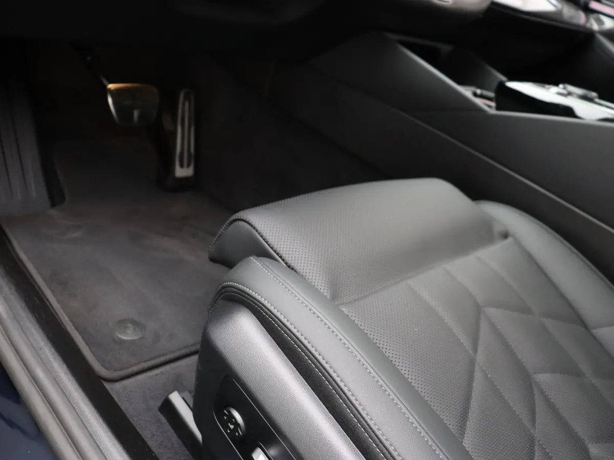 550e xDrive M Sportpakket Pro | Innovation Pack | Travel Pack | Comfort Pack | Trekhaak | Panoramadak | Comfortstoelen | Driving Assistant Professional | Bowers & Wilkins | 21''