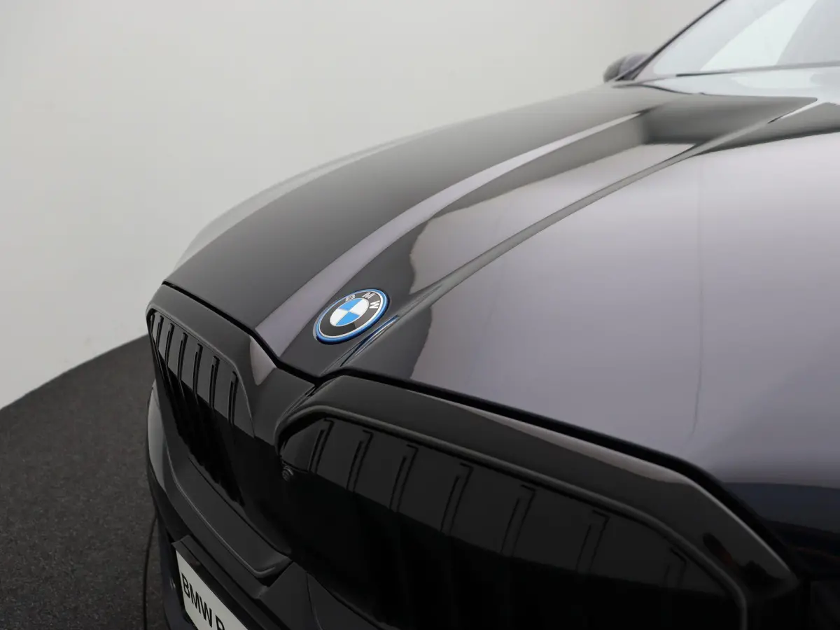 550e xDrive M Sportpakket Pro | Innovation Pack | Travel Pack | Comfort Pack | Trekhaak | Panoramadak | Comfortstoelen | Driving Assistant Professional | Bowers & Wilkins | 21''