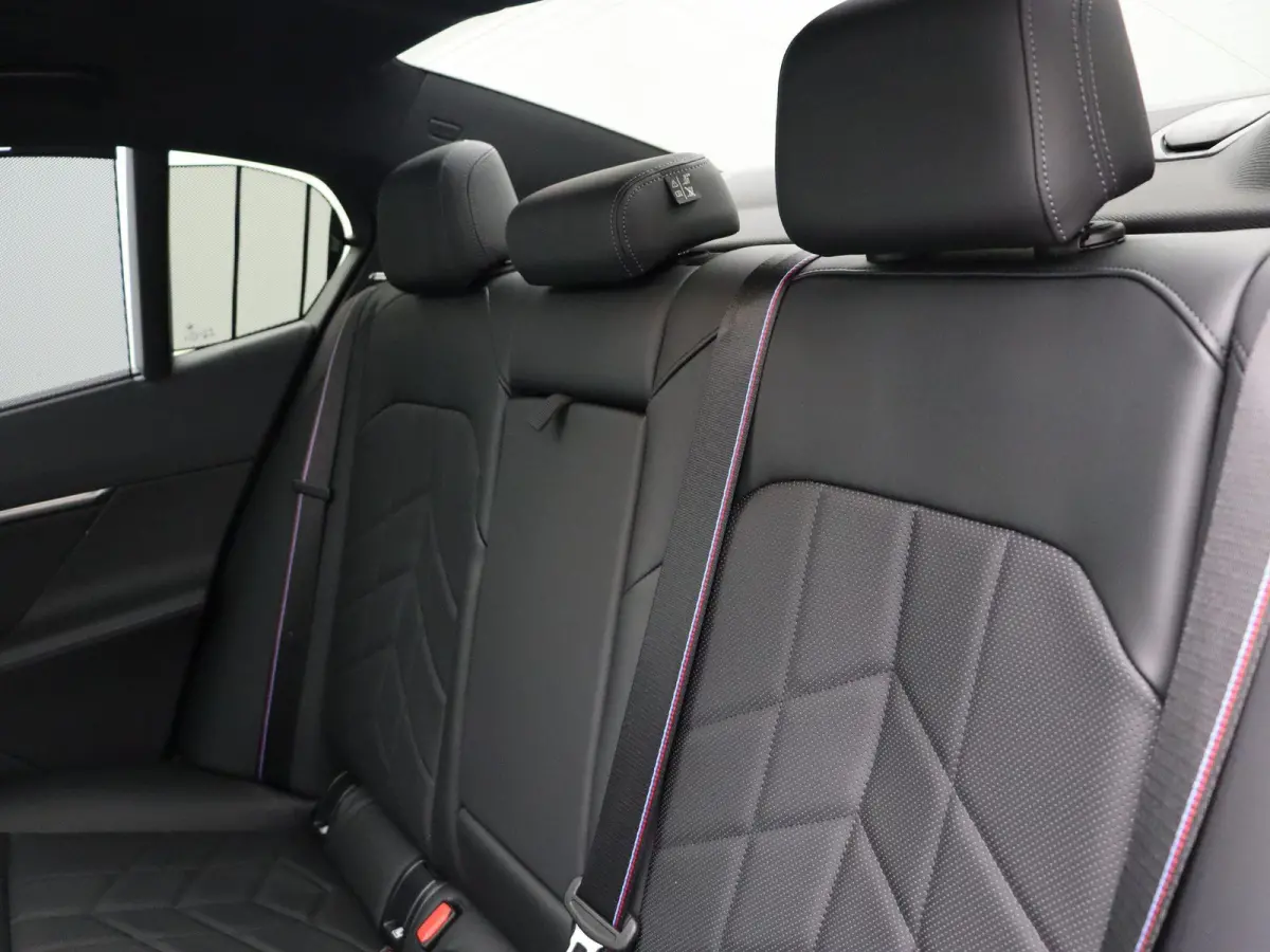 550e xDrive M Sportpakket Pro | Innovation Pack | Travel Pack | Comfort Pack | Trekhaak | Panoramadak | Comfortstoelen | Driving Assistant Professional | Bowers & Wilkins | 21''
