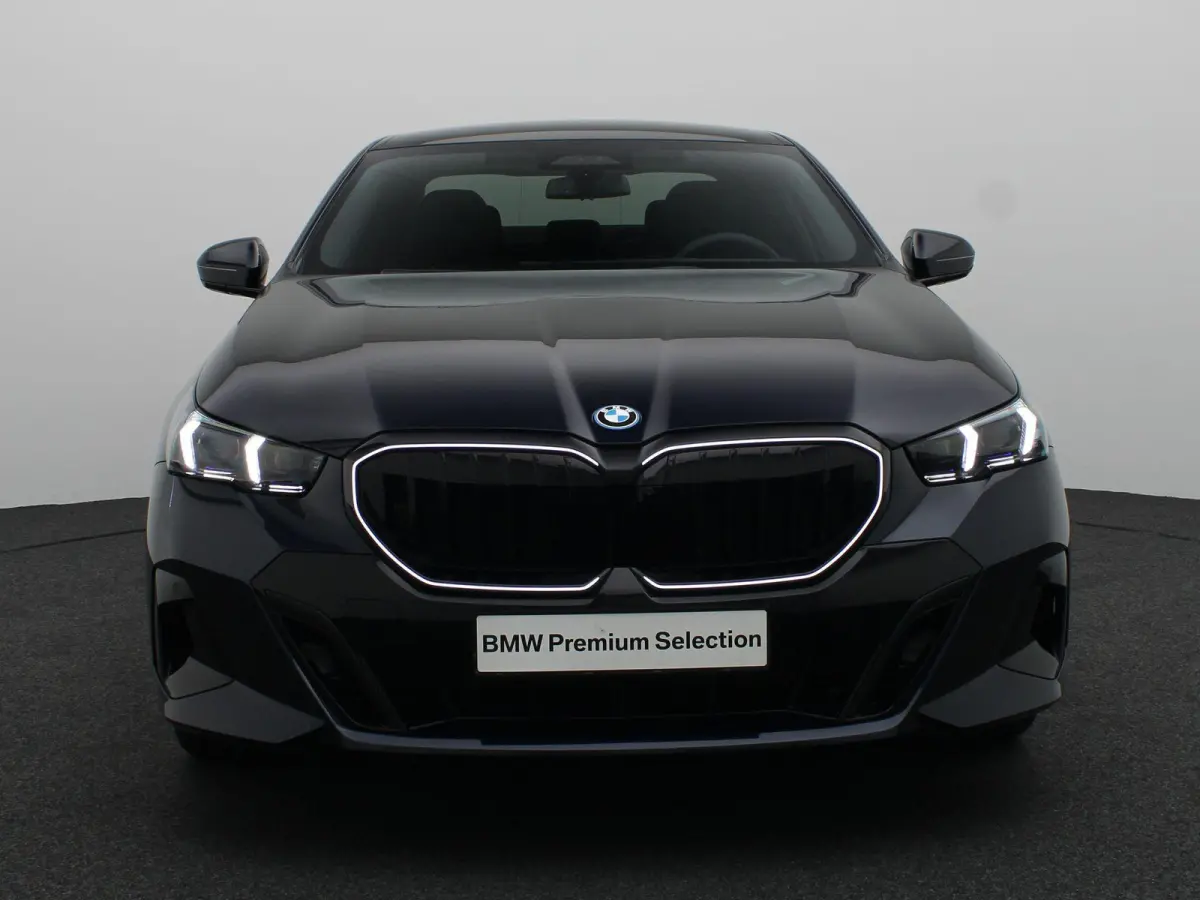 550e xDrive M Sportpakket Pro | Innovation Pack | Travel Pack | Comfort Pack | Trekhaak | Panoramadak | Comfortstoelen | Driving Assistant Professional | Bowers & Wilkins | 21''