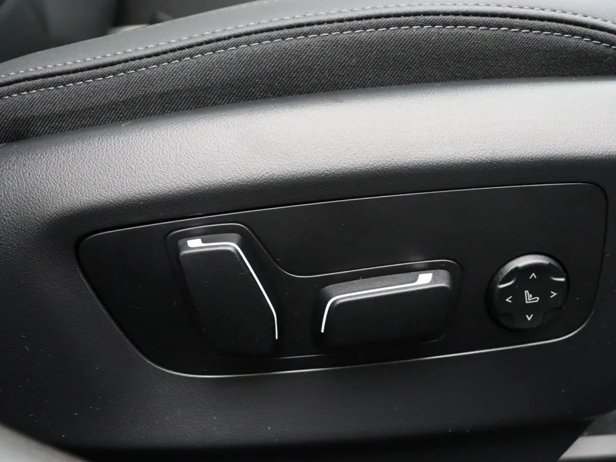 550e xDrive M Sportpakket Pro | Innovation Pack | Travel Pack | Comfort Pack | Trekhaak | Panoramadak | Comfortstoelen | Driving Assistant Professional | Bowers & Wilkins | 21''