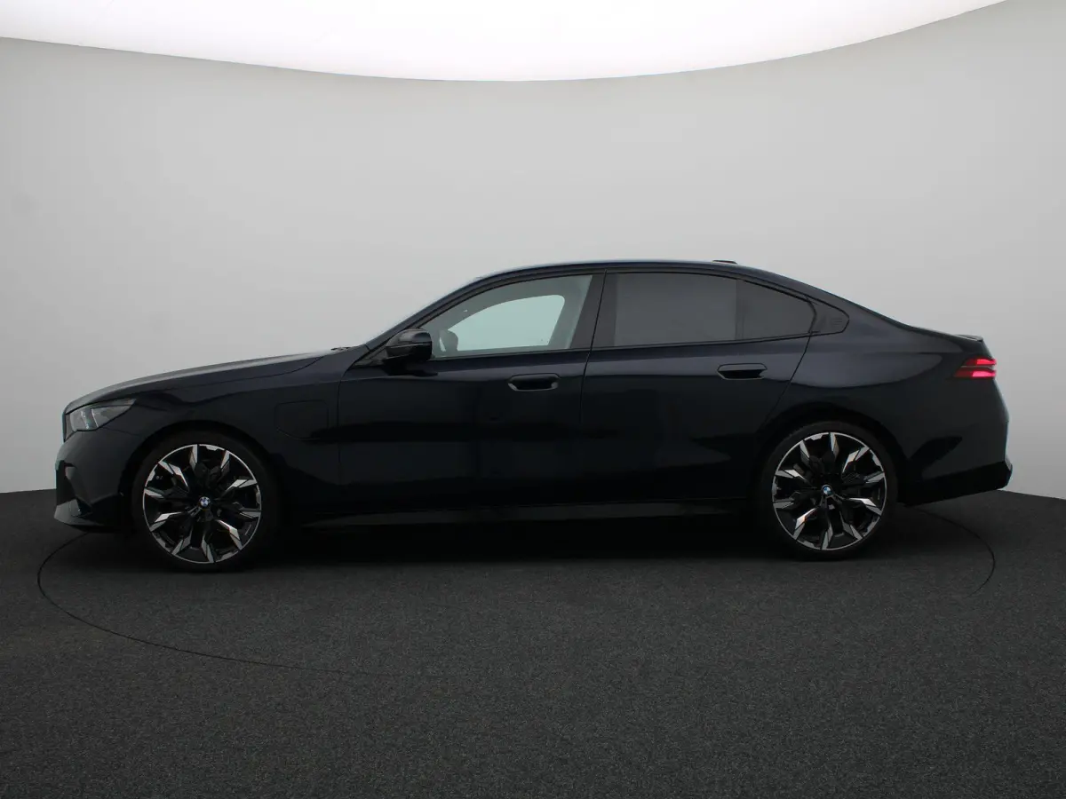 550e xDrive M Sportpakket Pro | Innovation Pack | Travel Pack | Comfort Pack | Trekhaak | Panoramadak | Comfortstoelen | Driving Assistant Professional | Bowers & Wilkins | 21''