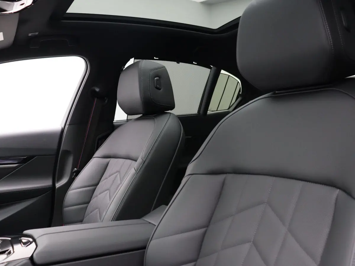 550e xDrive M Sportpakket Pro | Innovation Pack | Travel Pack | Comfort Pack | Trekhaak | Panoramadak | Comfortstoelen | Driving Assistant Professional | Bowers & Wilkins | 21''