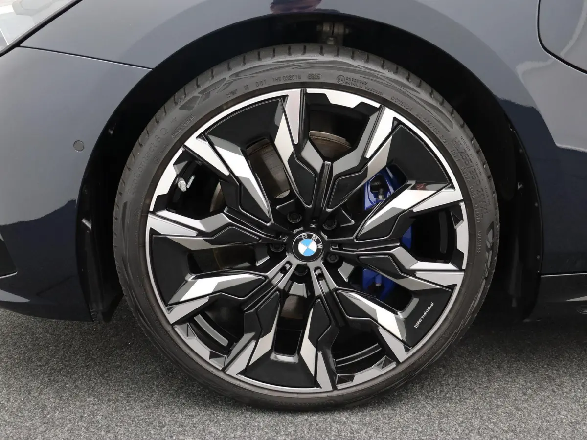 550e xDrive M Sportpakket Pro | Innovation Pack | Travel Pack | Comfort Pack | Trekhaak | Panoramadak | Comfortstoelen | Driving Assistant Professional | Bowers & Wilkins | 21''