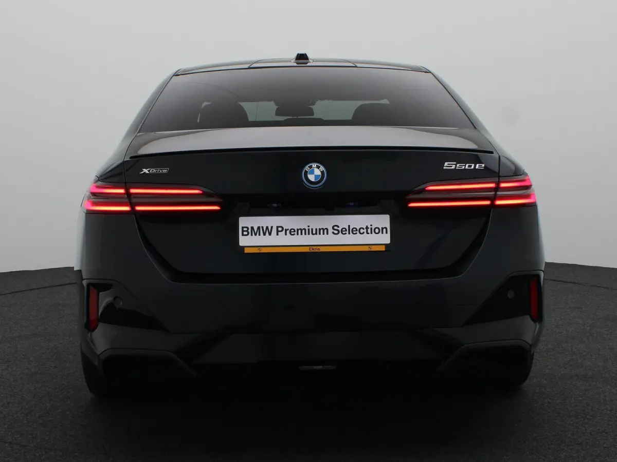 550e xDrive M Sportpakket Pro | Innovation Pack | Travel Pack | Comfort Pack | Trekhaak | Panoramadak | Comfortstoelen | Driving Assistant Professional | Bowers & Wilkins | 21''