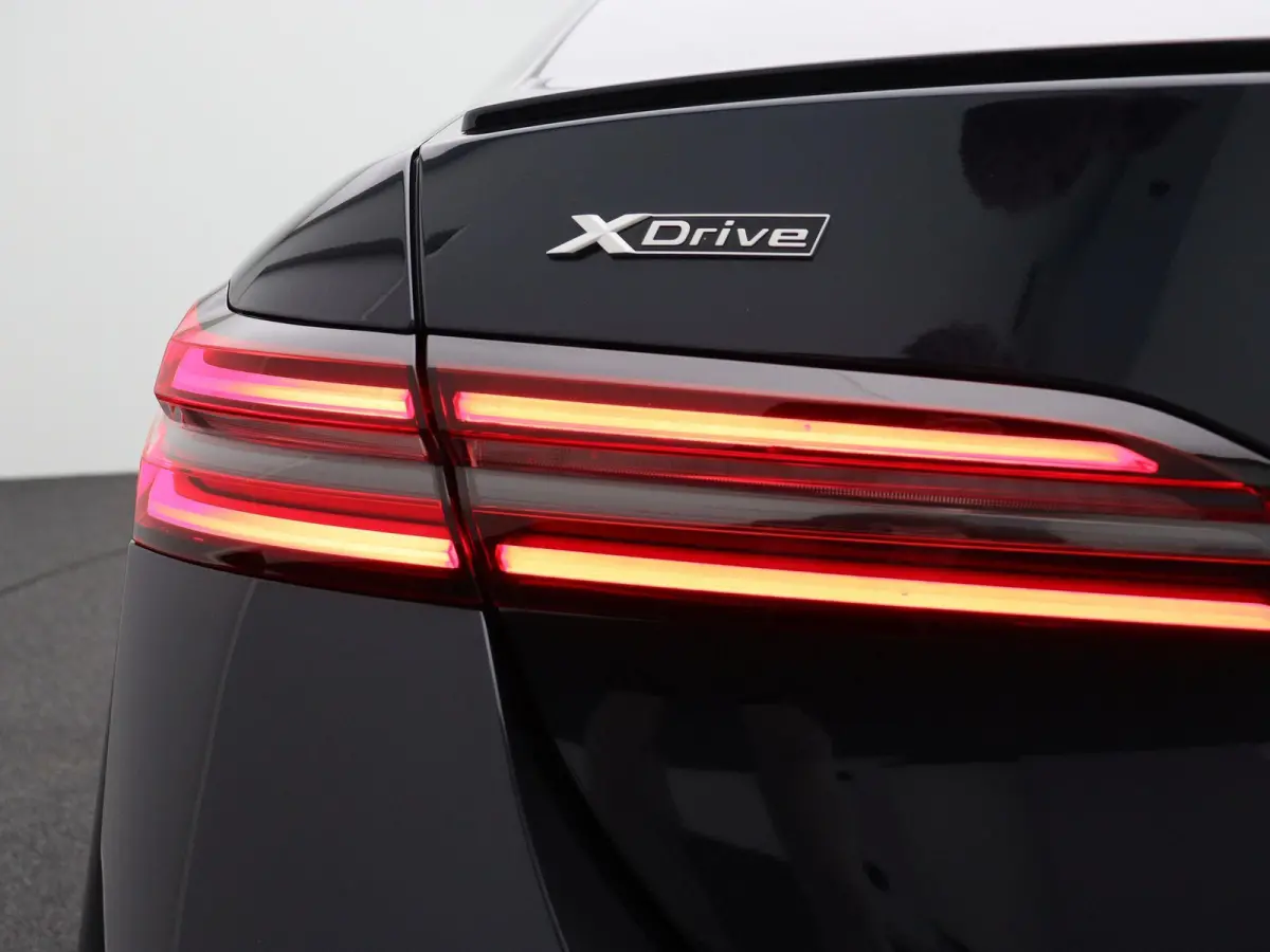550e xDrive M Sportpakket Pro | Innovation Pack | Travel Pack | Comfort Pack | Trekhaak | Panoramadak | Comfortstoelen | Driving Assistant Professional | Bowers & Wilkins | 21''
