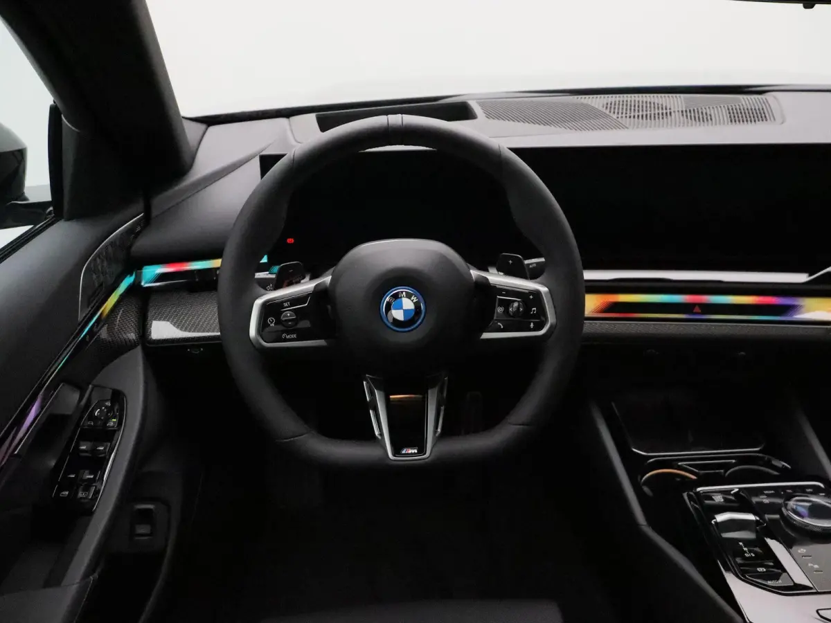 550e xDrive M Sportpakket Pro | Innovation Pack | Travel Pack | Comfort Pack | Trekhaak | Panoramadak | Comfortstoelen | Driving Assistant Professional | Bowers & Wilkins | 21''