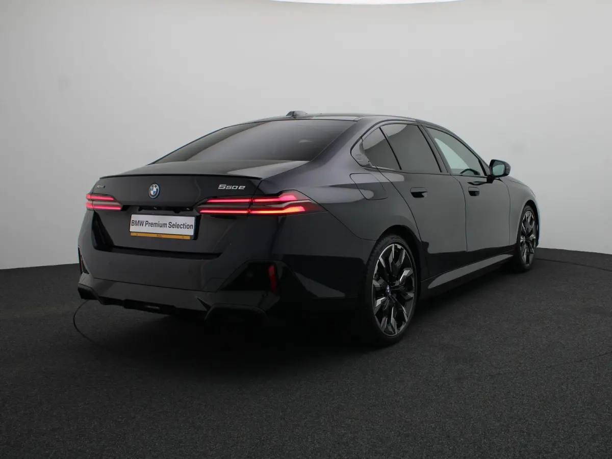 550e xDrive M Sportpakket Pro | Innovation Pack | Travel Pack | Comfort Pack | Trekhaak | Panoramadak | Comfortstoelen | Driving Assistant Professional | Bowers & Wilkins | 21''