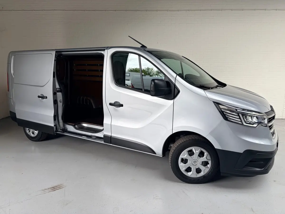 2.0 dCi 110pk euro6 T30 L2H1 Comfort 3Persoons, Airco, CruiseControl, Trekhaak, RIJKLAARPRIJS! NEDERLANDSE BUS!