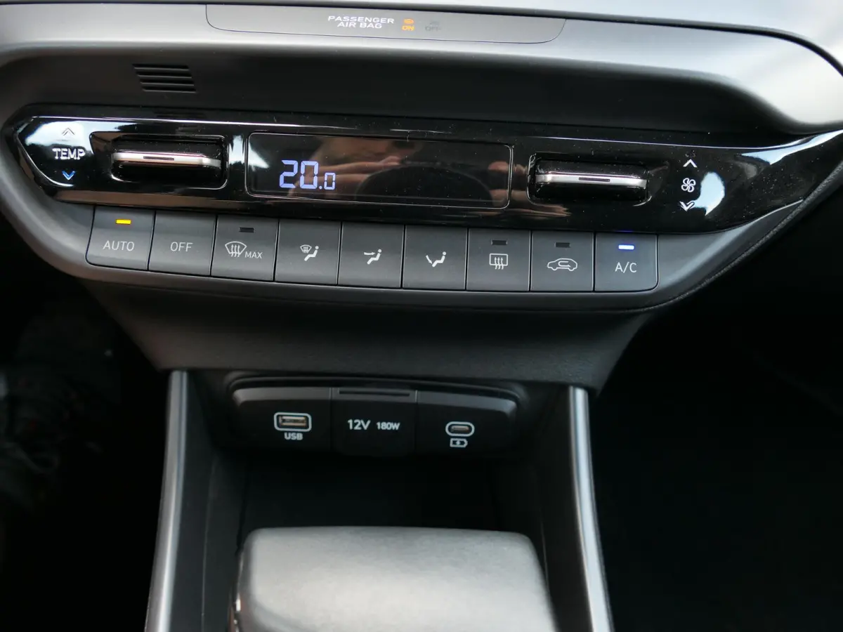 1.0 T-GDI Premium | Apple-/Android Carplay | Achteruitrijcamera | Digitaal dashboard | Stuur-/Stoelverwarming | Climate Control | Lichtmetalen velgen |