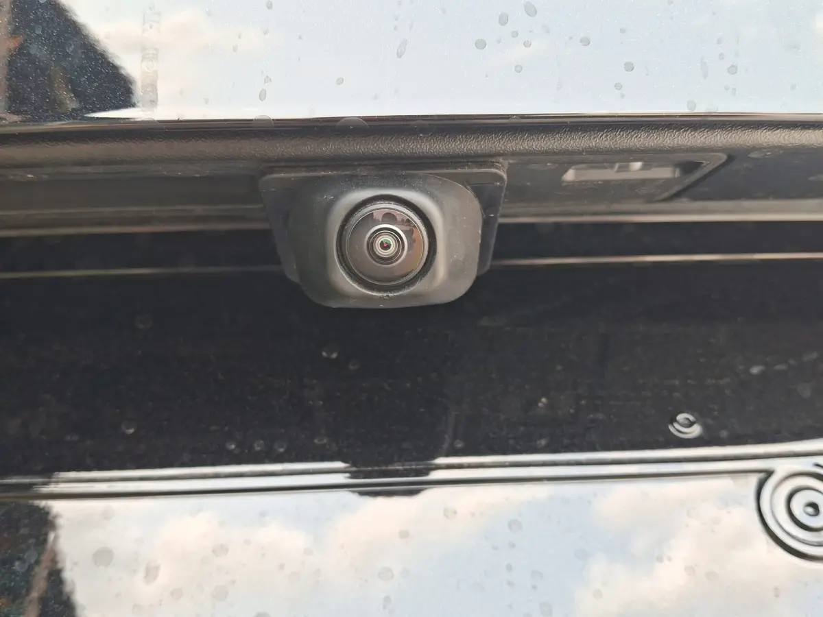 Titanium | WINTER PAKKET | CAMERA | ELEKTRISCHE ACHTERKLEP | DRAADLOZE CARPLAY | Achteruitrijcamera | Agate Black Metallic | Elektrisch bedienbare achterklep