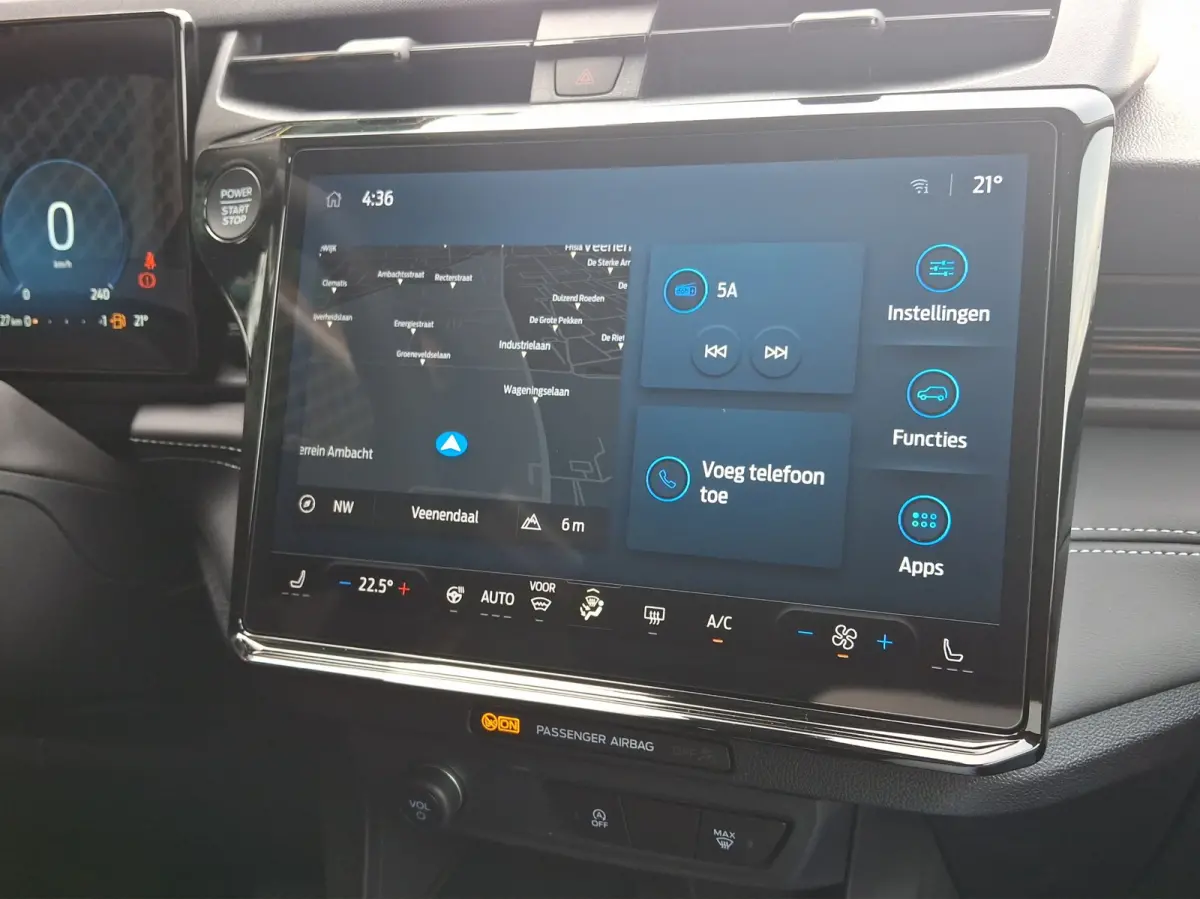 Titanium | WINTER PAKKET | CAMERA | ELEKTRISCHE ACHTERKLEP | DRAADLOZE CARPLAY | Achteruitrijcamera | Agate Black Metallic | Elektrisch bedienbare achterklep