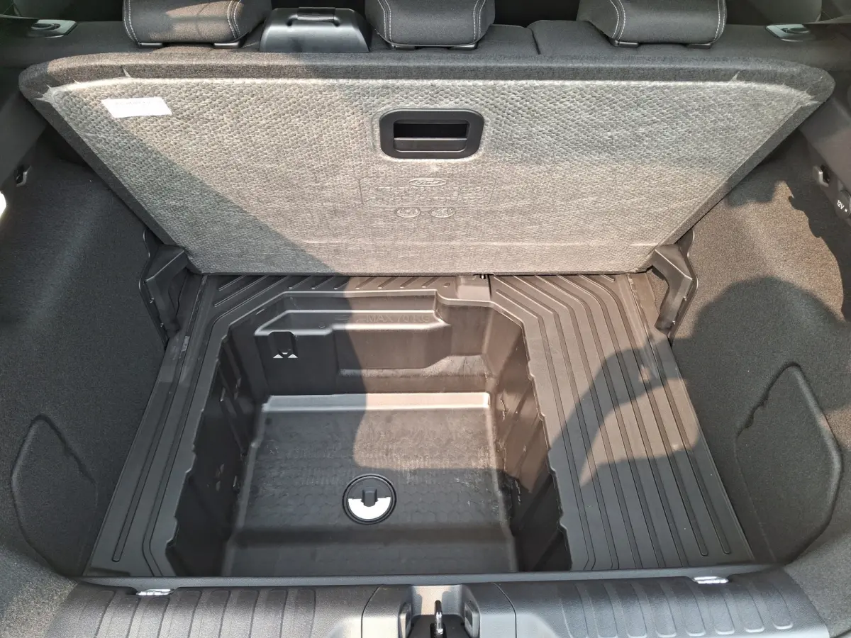 Titanium | WINTER PAKKET | CAMERA | ELEKTRISCHE ACHTERKLEP | DRAADLOZE CARPLAY | Achteruitrijcamera | Agate Black Metallic | Elektrisch bedienbare achterklep