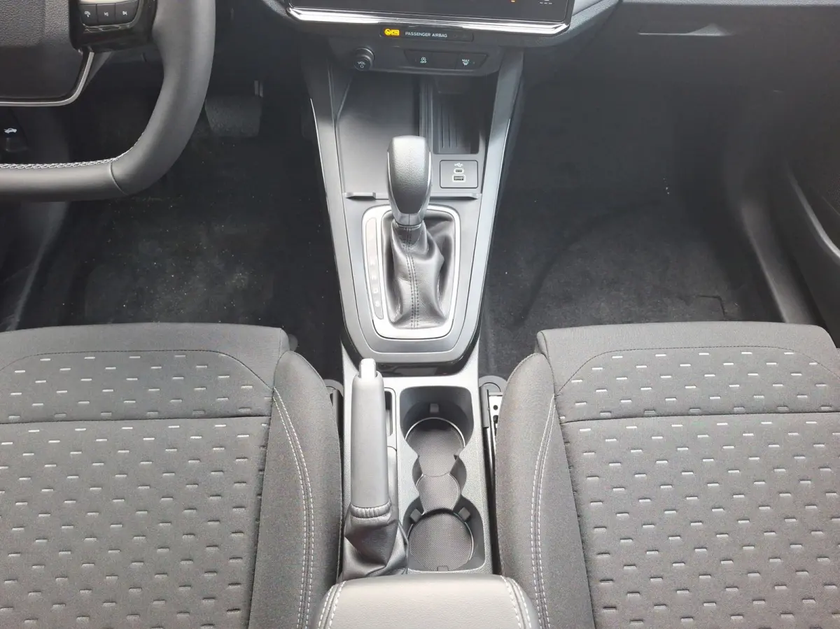 Titanium | WINTER PAKKET | CAMERA | ELEKTRISCHE ACHTERKLEP | DRAADLOZE CARPLAY | Achteruitrijcamera | Agate Black Metallic | Elektrisch bedienbare achterklep