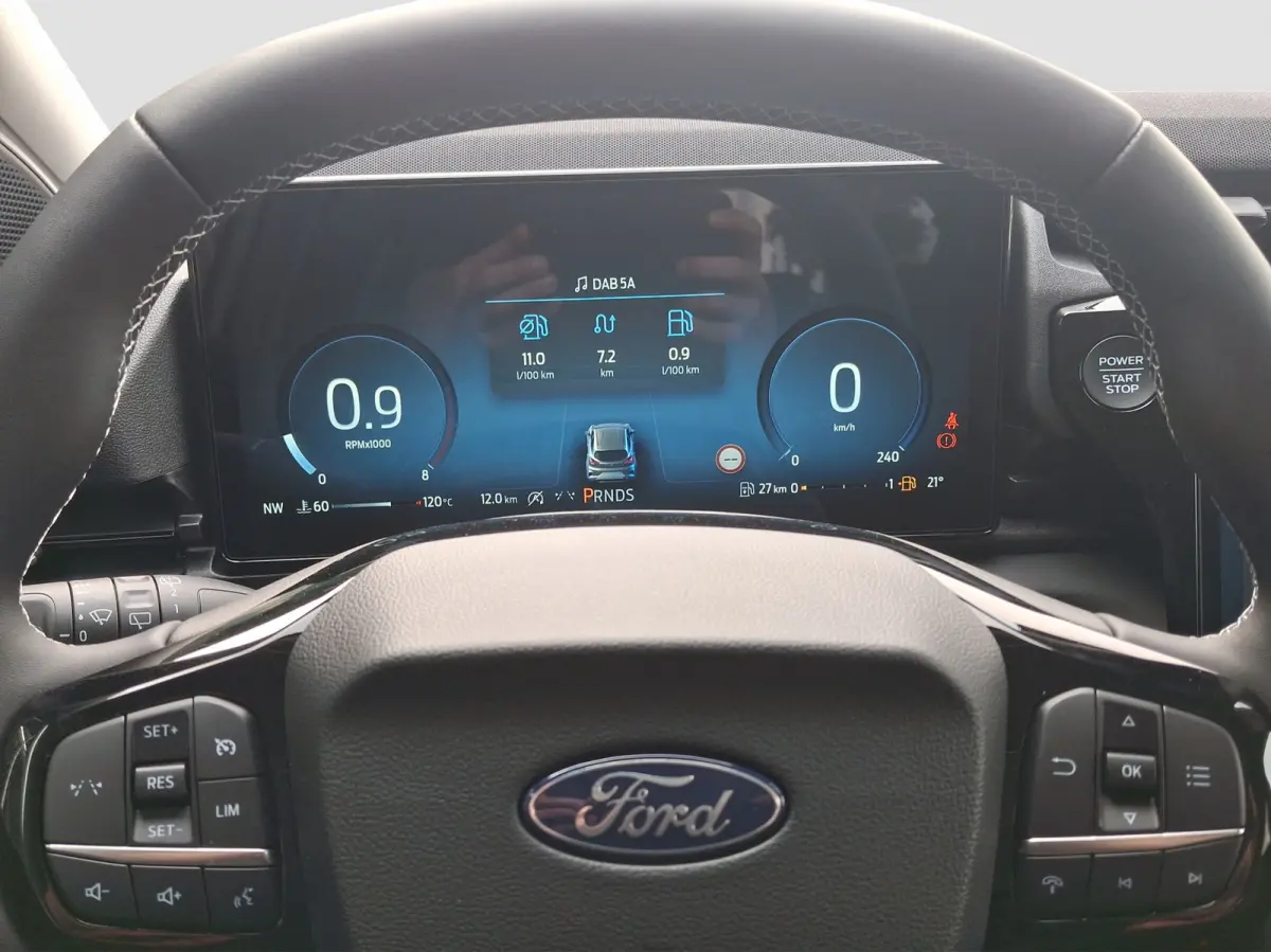 Titanium | WINTER PAKKET | CAMERA | ELEKTRISCHE ACHTERKLEP | DRAADLOZE CARPLAY | Achteruitrijcamera | Agate Black Metallic | Elektrisch bedienbare achterklep
