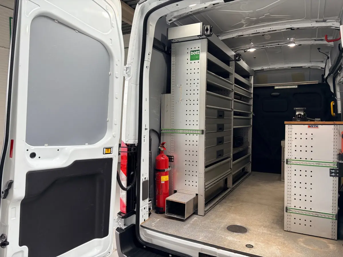 SERVICEWAGEN ELEKTRISCH AUTOMAAT 350 L2H3 Trend 68 kWh BOTT INRICHTING, V230 OMVORMER, RIJKLAARPRIJS!