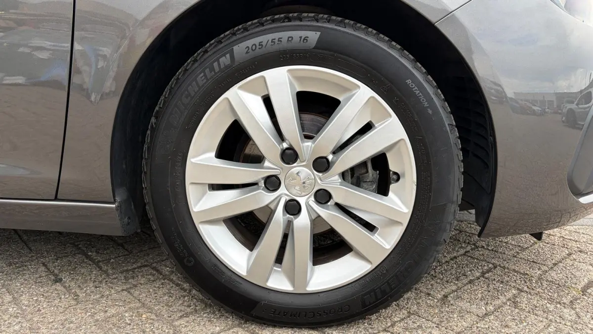 1.2 PURETECH 110PK BLUE LEASE EXECUTIVE AVANTAGE / NAVI / CLIMA / LED / PDC / 16" LMV / BLUETOOTH / CRUISECONTROL !!