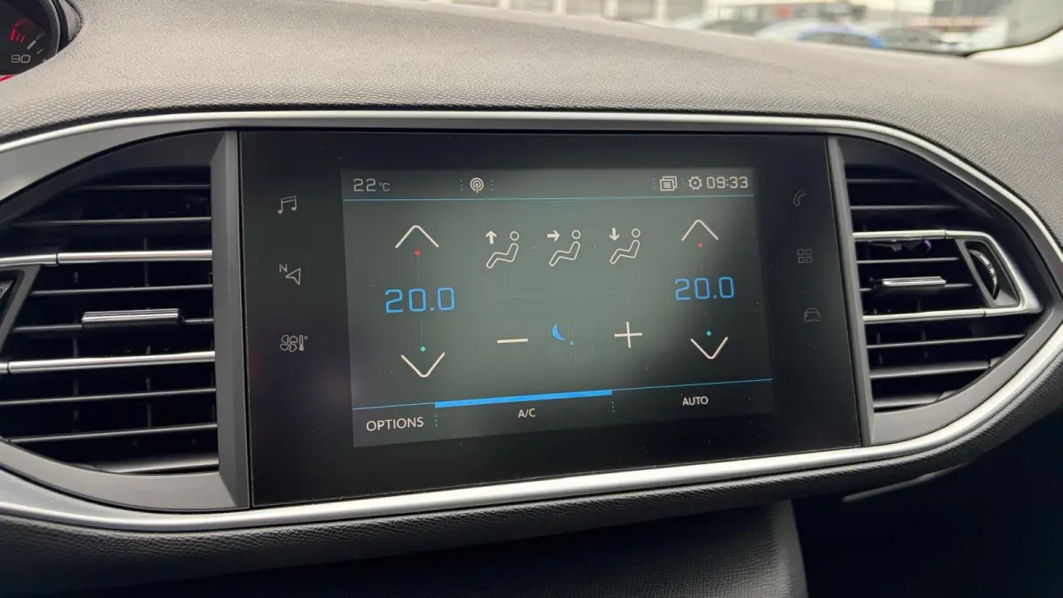 1.2 PURETECH 110PK BLUE LEASE EXECUTIVE AVANTAGE / NAVI / CLIMA / LED / PDC / 16" LMV / BLUETOOTH / CRUISECONTROL !!