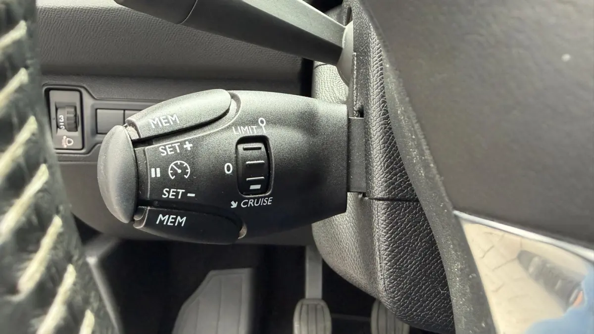 1.2 PURETECH 110PK BLUE LEASE EXECUTIVE AVANTAGE / NAVI / CLIMA / LED / PDC / 16" LMV / BLUETOOTH / CRUISECONTROL !!