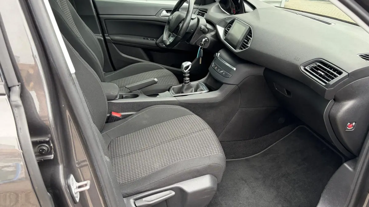 1.2 PURETECH 110PK BLUE LEASE EXECUTIVE AVANTAGE / NAVI / CLIMA / LED / PDC / 16" LMV / BLUETOOTH / CRUISECONTROL !!