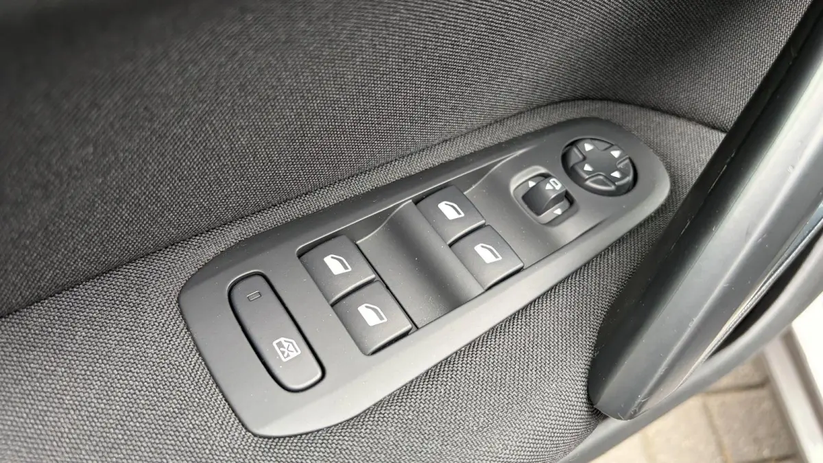 1.2 PURETECH 110PK BLUE LEASE EXECUTIVE AVANTAGE / NAVI / CLIMA / LED / PDC / 16" LMV / BLUETOOTH / CRUISECONTROL !!