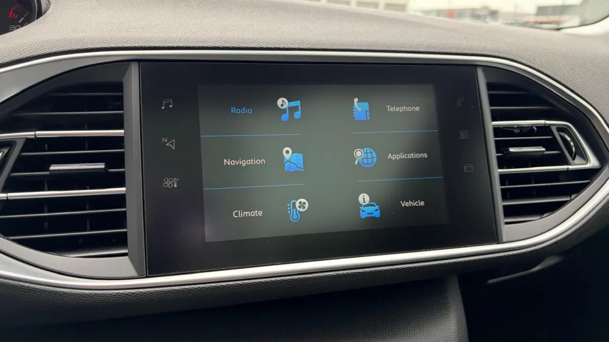 1.2 PURETECH 110PK BLUE LEASE EXECUTIVE AVANTAGE / NAVI / CLIMA / LED / PDC / 16" LMV / BLUETOOTH / CRUISECONTROL !!