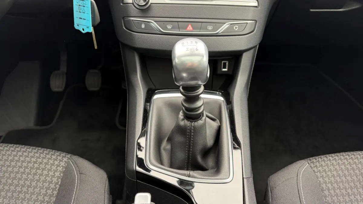 1.2 PURETECH 110PK BLUE LEASE EXECUTIVE AVANTAGE / NAVI / CLIMA / LED / PDC / 16" LMV / BLUETOOTH / CRUISECONTROL !!