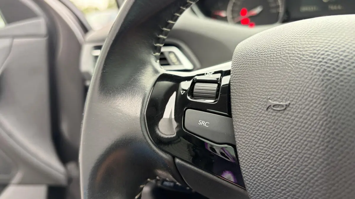 1.2 PURETECH 110PK BLUE LEASE EXECUTIVE AVANTAGE / NAVI / CLIMA / LED / PDC / 16" LMV / BLUETOOTH / CRUISECONTROL !!
