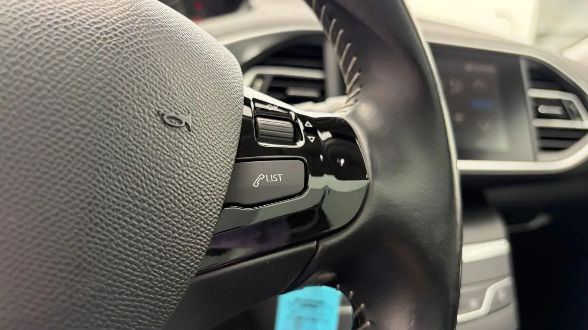 1.2 PURETECH 110PK BLUE LEASE EXECUTIVE AVANTAGE / NAVI / CLIMA / LED / PDC / 16" LMV / BLUETOOTH / CRUISECONTROL !!