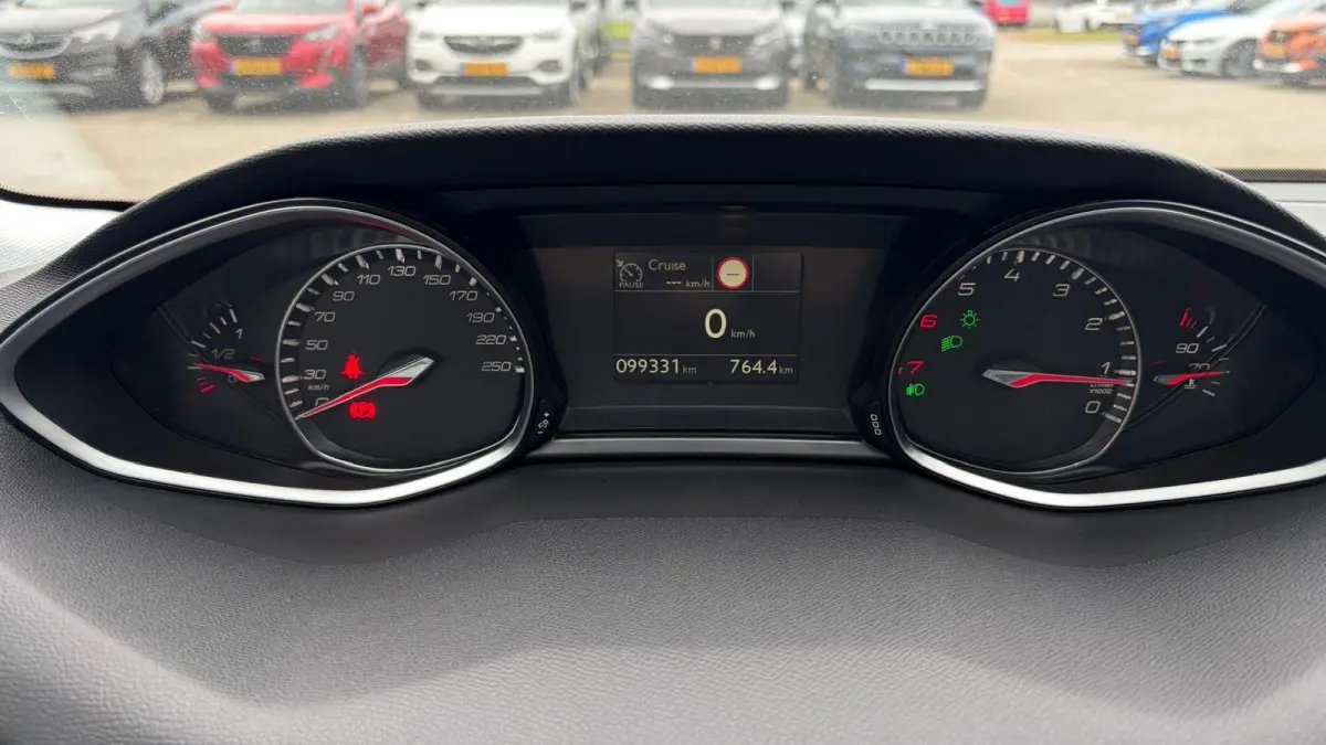 1.2 PURETECH 110PK BLUE LEASE EXECUTIVE AVANTAGE / NAVI / CLIMA / LED / PDC / 16" LMV / BLUETOOTH / CRUISECONTROL !!