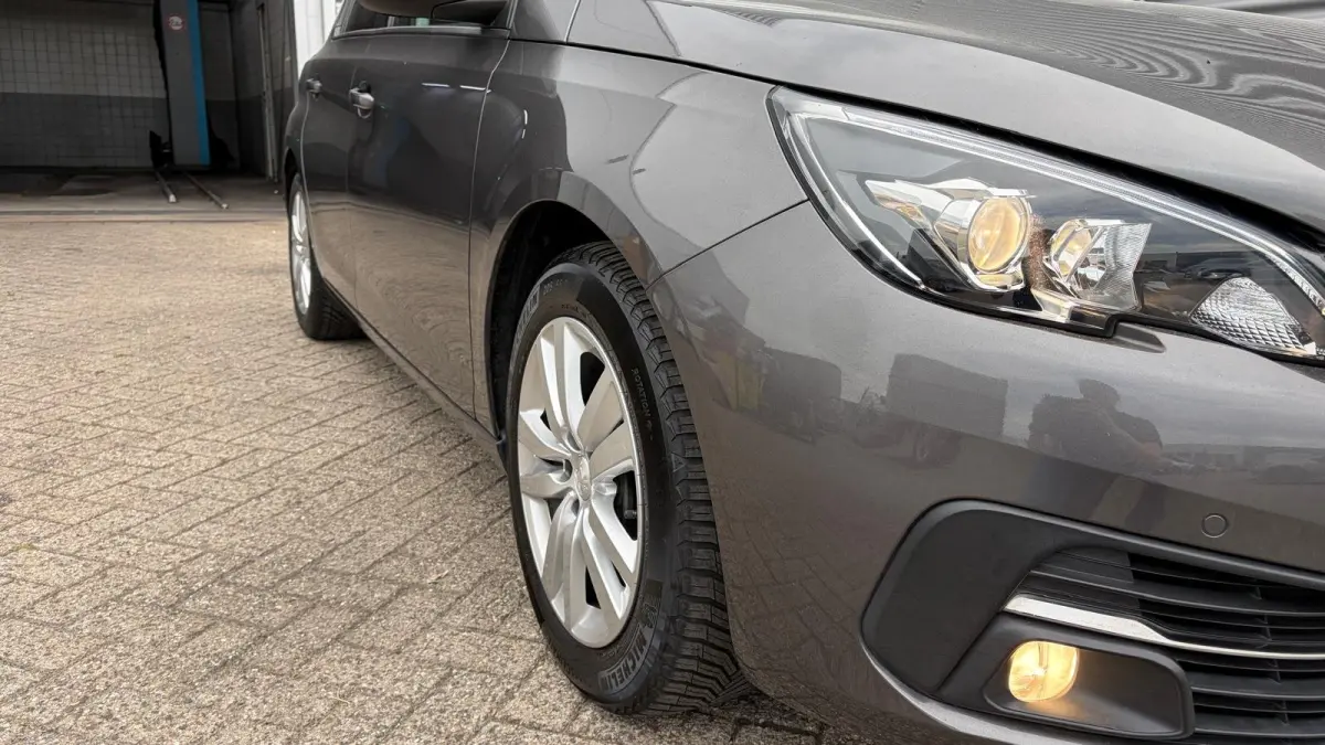 1.2 PURETECH 110PK BLUE LEASE EXECUTIVE AVANTAGE / NAVI / CLIMA / LED / PDC / 16" LMV / BLUETOOTH / CRUISECONTROL !!
