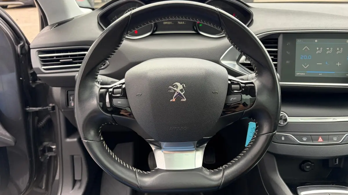 1.2 PURETECH 110PK BLUE LEASE EXECUTIVE AVANTAGE / NAVI / CLIMA / LED / PDC / 16" LMV / BLUETOOTH / CRUISECONTROL !!