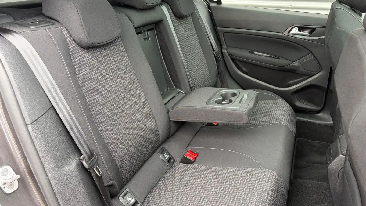 1.2 PURETECH 110PK BLUE LEASE EXECUTIVE AVANTAGE / NAVI / CLIMA / LED / PDC / 16" LMV / BLUETOOTH / CRUISECONTROL !!