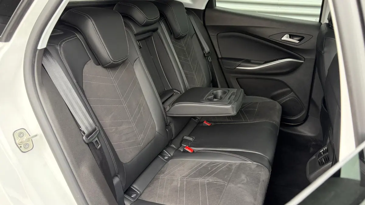 1.2 TURBO 130PK LEVEL 4 ULTIMATE AUTOMAAT / NAVI / LEDER / CLIMA / LED / PDC / AGR / 19" LMV / KEYLESS / 360 CAMERA / ALCANTARA / BLUETOOTH / CRUISECONTROL / NIEUWSTAAT !!