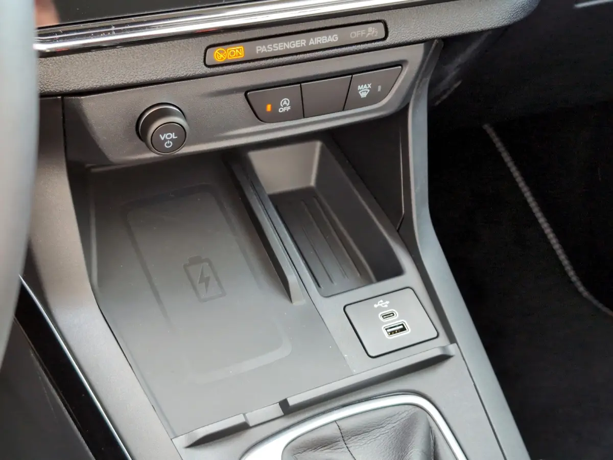 Titanium | WINTER PAKKET | ELEKTRISCHE ACHTERKLEP | CAMERA | DRAADLOZE CARPLAY | Achteruitrijcamera | Apple Carplay/Android Auto | Comfort-pakket