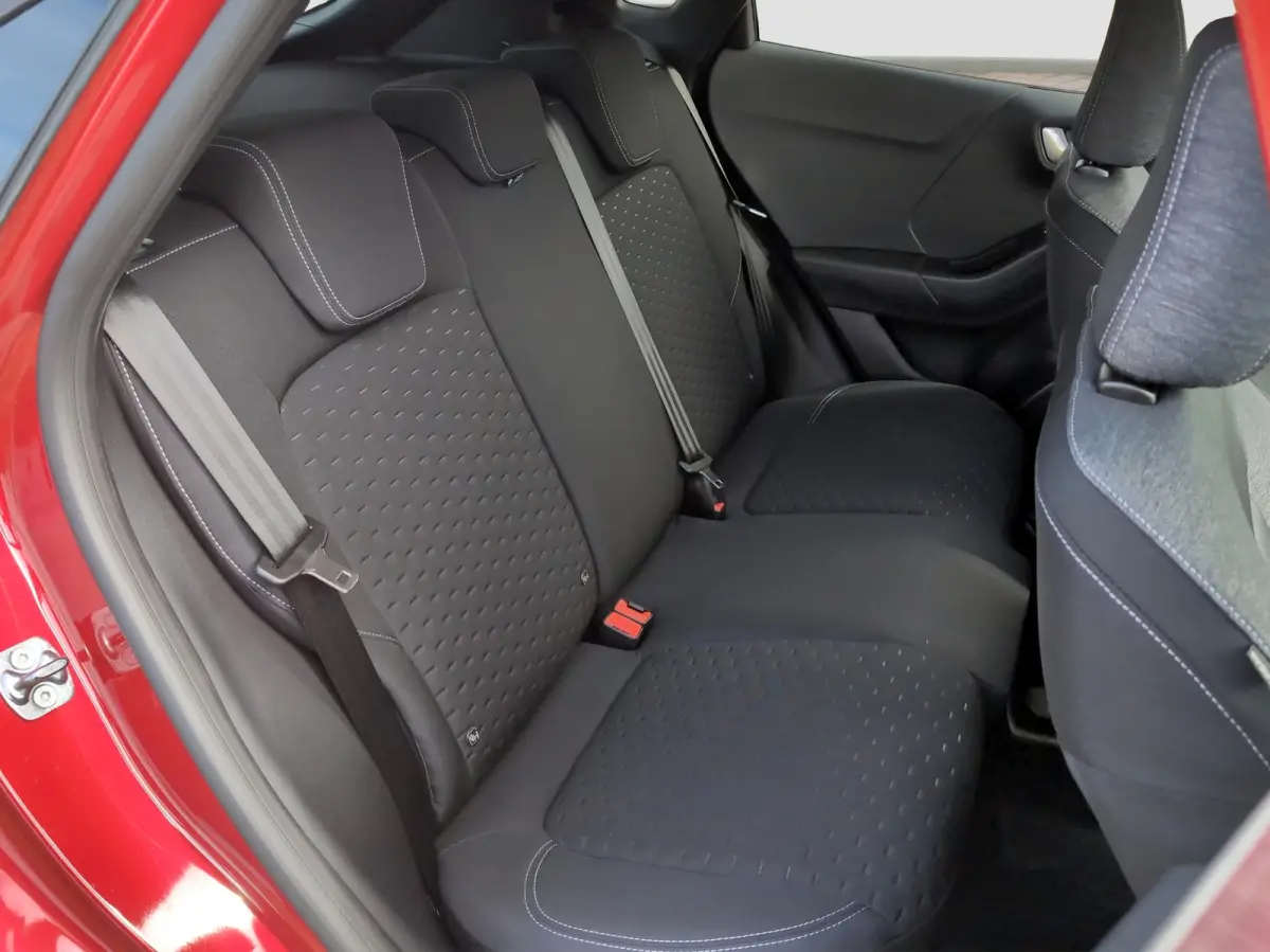 Titanium | WINTER PAKKET | ELEKTRISCHE ACHTERKLEP | CAMERA | DRAADLOZE CARPLAY | Achteruitrijcamera | Apple Carplay/Android Auto | Comfort-pakket
