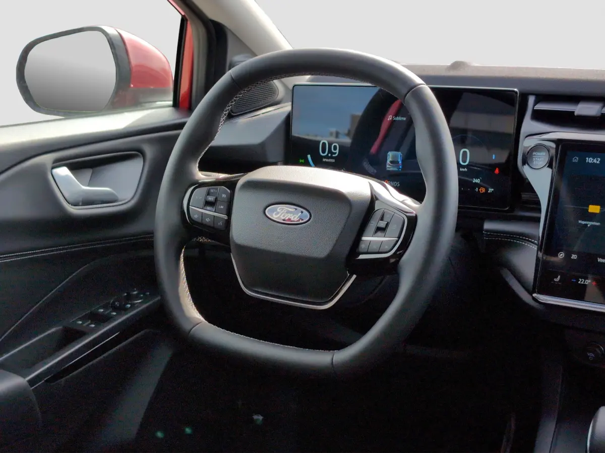 Titanium | WINTER PAKKET | ELEKTRISCHE ACHTERKLEP | CAMERA | DRAADLOZE CARPLAY | Achteruitrijcamera | Apple Carplay/Android Auto | Comfort-pakket
