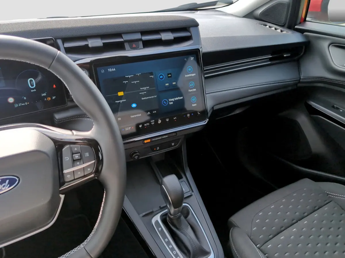 Titanium | WINTER PAKKET | ELEKTRISCHE ACHTERKLEP | CAMERA | DRAADLOZE CARPLAY | Achteruitrijcamera | Apple Carplay/Android Auto | Comfort-pakket