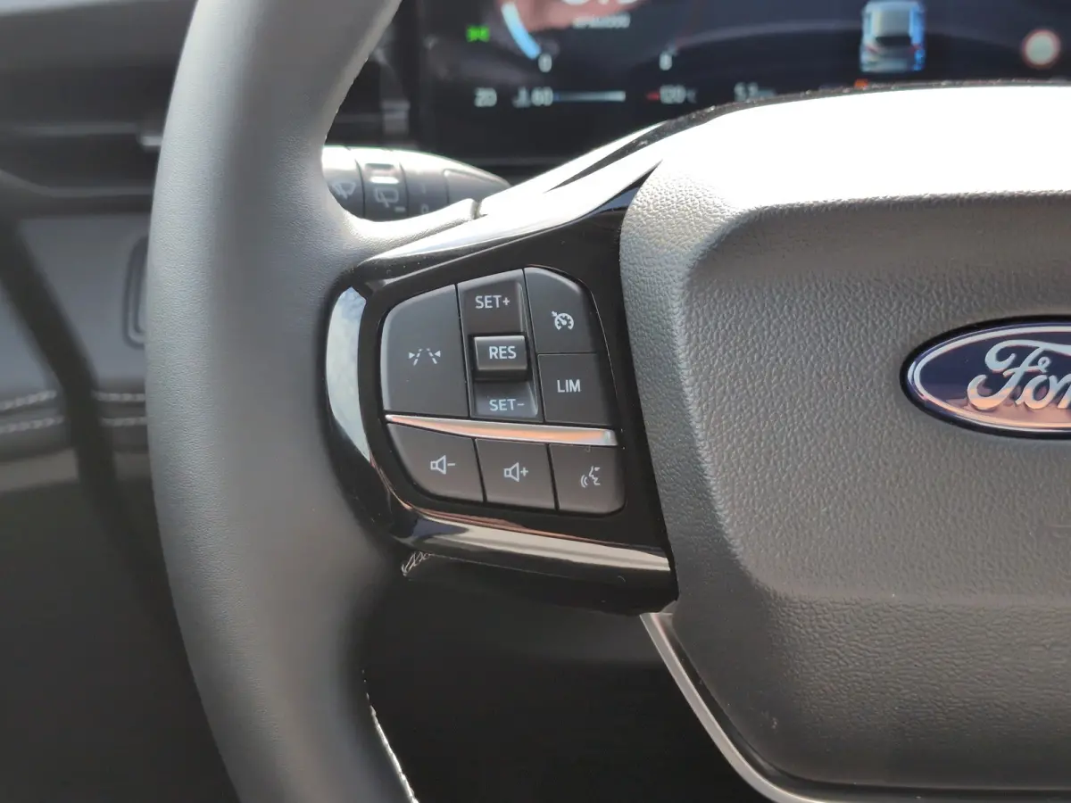Titanium | WINTER PAKKET | ELEKTRISCHE ACHTERKLEP | CAMERA | DRAADLOZE CARPLAY | Achteruitrijcamera | Apple Carplay/Android Auto | Comfort-pakket
